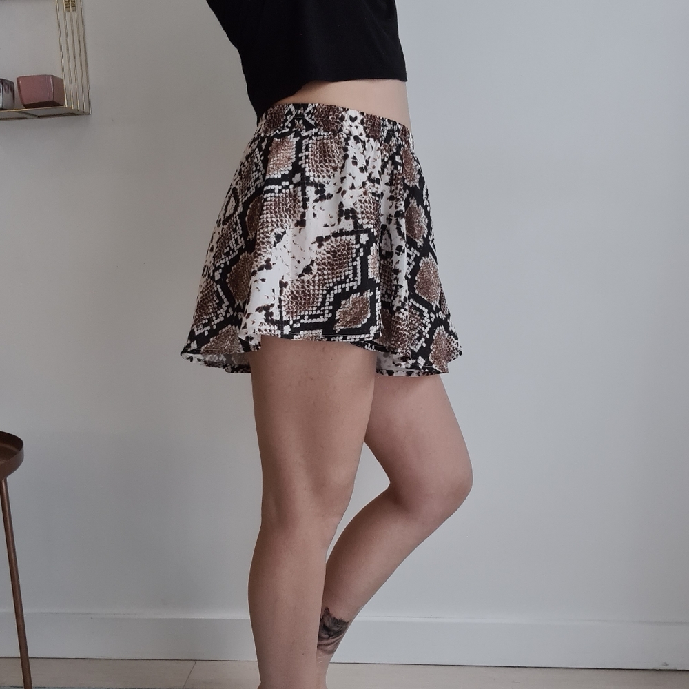 PrettyLittleThing shorts snakeskin print, flared, high waisted size 10. - Picture 8 of 15